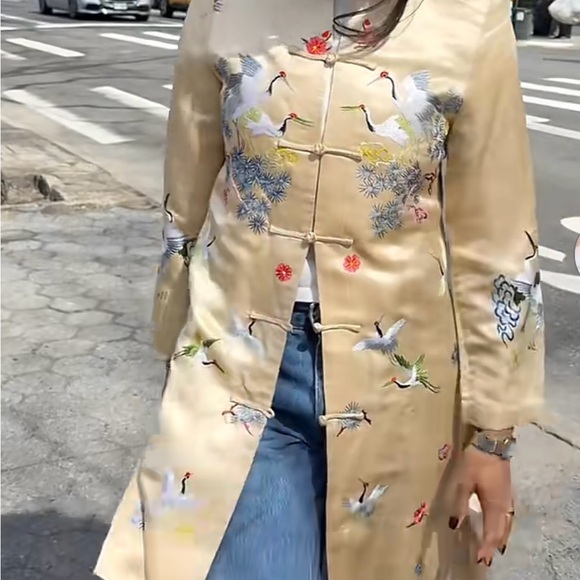 ISO!!!! Do not buy!!! I am searching for this vintage Chinese style jacket! - Picture 3 of 4